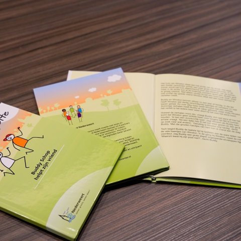 Boek verhalenestafette ‘Buddy Schop helpt zijn vriend’ gepresenteerd