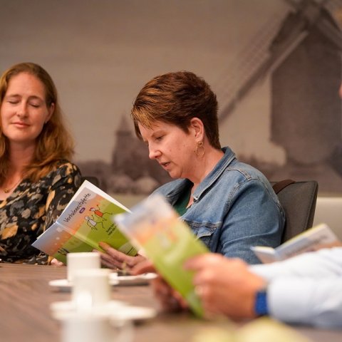 Boek verhalenestafette ‘Buddy Schop helpt zijn vriend’ gepresenteerd