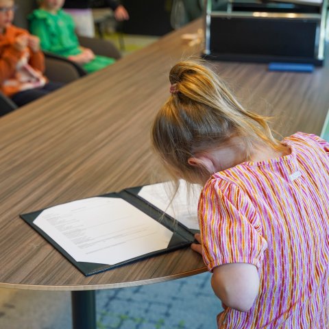 ikc Budschop op bezoek bij de trouwambtenaar