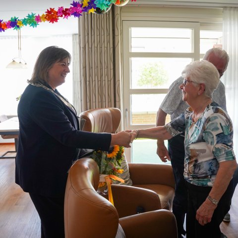 Burgemeester Birgit Op de Laak feliciteert mevrouw Smolenaers-Stienen