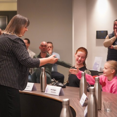 Burgemeester Op de Laak feliciteert lid kinderraad