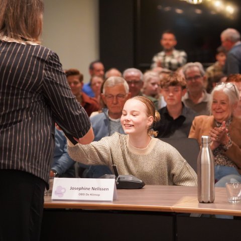 Burgemeester Op de Laak feliciteert lid kinderraad