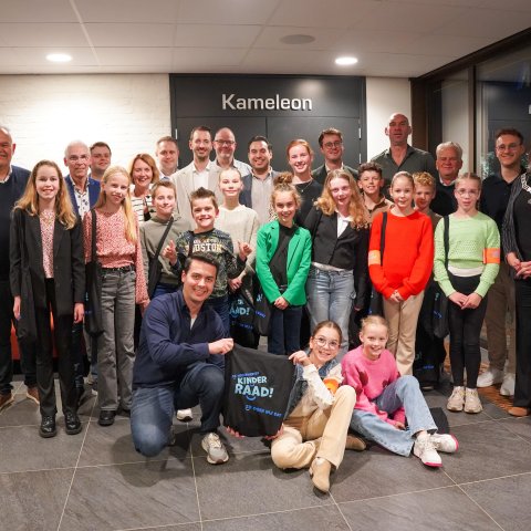 Groepsfoto van leden gemeenteraad, burgemeester Op de Laak en kinderraad