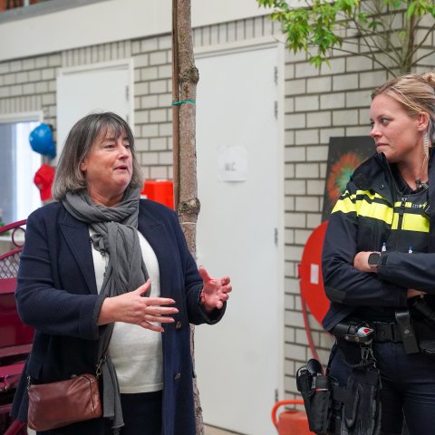 Burgemeester en politie op bezoek bij Stichting Achenbach