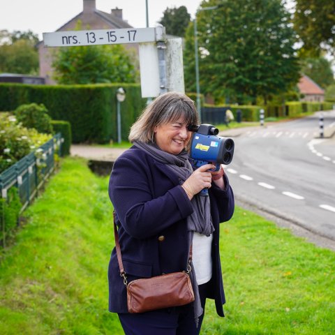 Burgemeester Op de Laak met lasergun