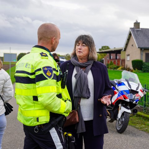 Burgemeester Op de Laak in gesprek met wijkagent
