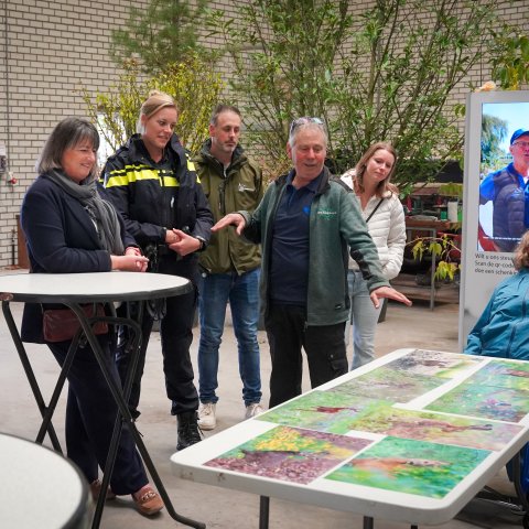 Burgemeester en politie op bezoek bij Stichting Achenbach