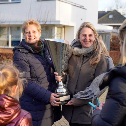 Feestelijke onthulling straatnaambord ‘De Gezelligste Straat van Nederweert 2024’ in Hoge Notte