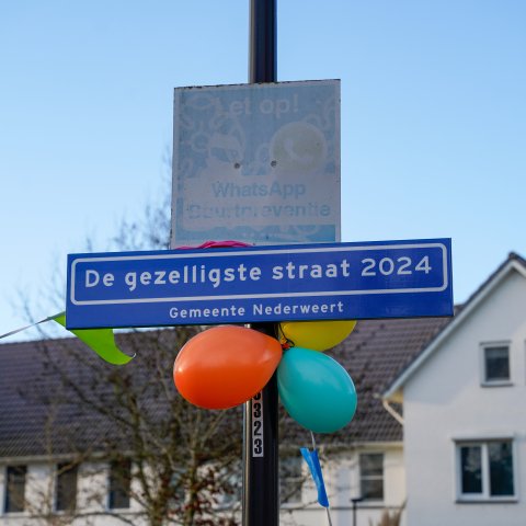 Feestelijke onthulling straatnaambord ‘De Gezelligste Straat van Nederweert 2024’ in Hoge Notte