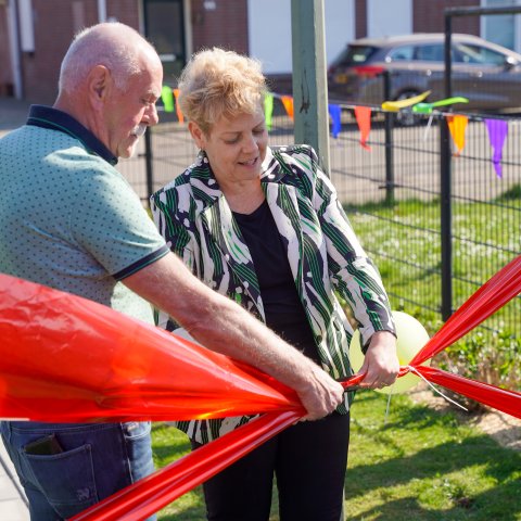 Symbolische lintknip bij de onthulling van het pleintje