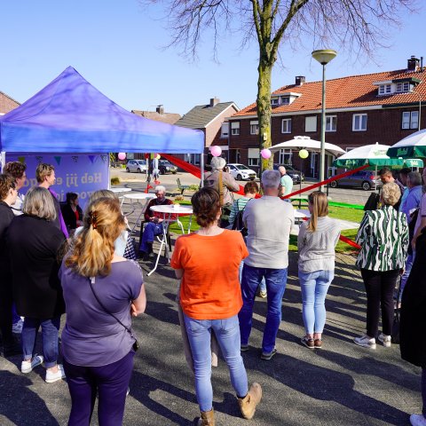 Wethouder onthult het vernieuwde pleintje aan de St. Rochusstraat