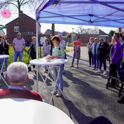 Buurtbewoners genieten van de feestelijke opening van het opgeknapte pleintje