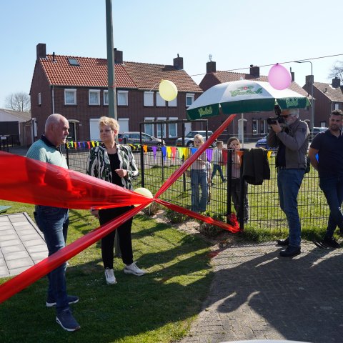 bewoners samen op het opgeknapte pleintje