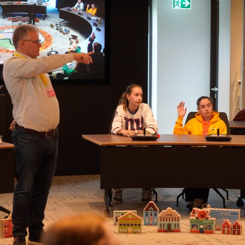 Leerlingen bouwen fictieve stad ‘Democracity’ in raadzaal gemeentehuis