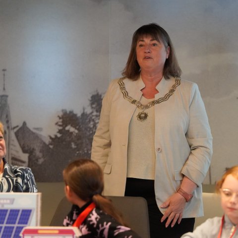 Leerlingen bouwen fictieve stad ‘Democracity’ in raadzaal gemeentehuis