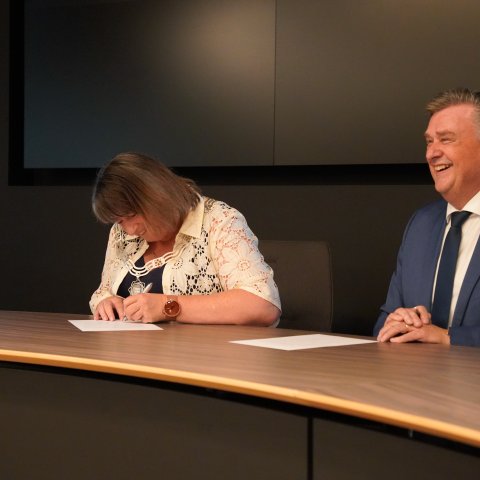 Burgemeester Birgit en gouverneur Emile Roemer ondertekenen herbenoeming