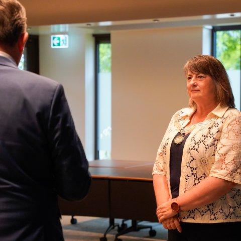 Burgemeester Birgit Op de Laak legt de belofte af