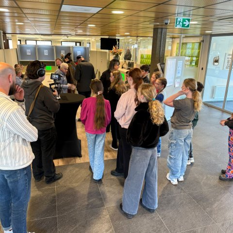 Burgemeester Op de Laak met de kinderraad op het stembureau