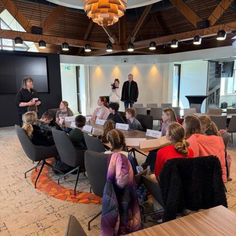 Burgemeester Op de Laak legt de kinderraad uit hoe het stemproces verloopt