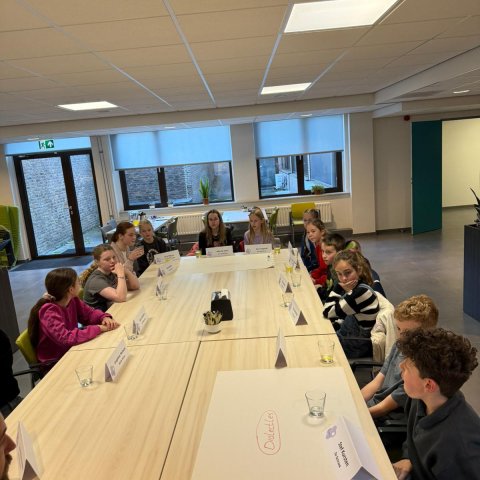 De kinderraad denkt na over de invulling van de dialectlessen op de basisscholen