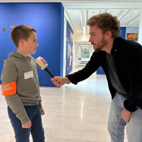 Lid kinderraad wordt geïnterviewd