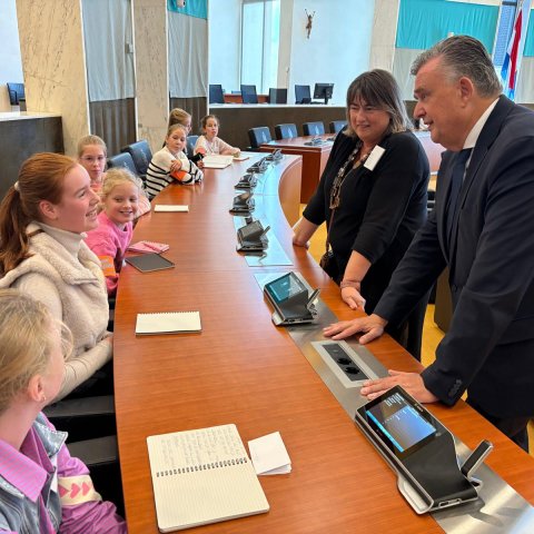 Gouverneur Emile Roemer en burgemeester Op de Laak in gesprek met een lid van de kinderraad