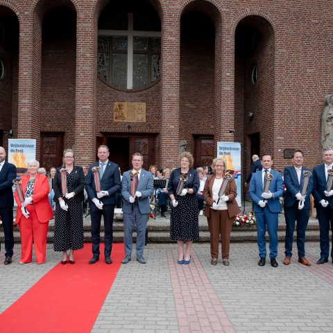 De burgemeesters van elf gemeenten en gouverneur Roemer dragen de fakkels met het Vrijheidsvuur