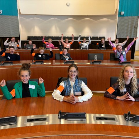 Leden kinderraad in het Provinciehuis