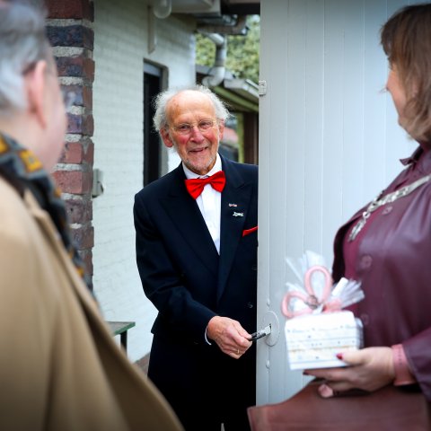 Sjef Geuns opent de poort voor burgemeester Op de Laak en kabinetschef Giel Bruijnaers.