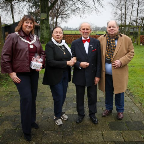 Het diamanten paar samen met de burgemeester en de kabinetschef.