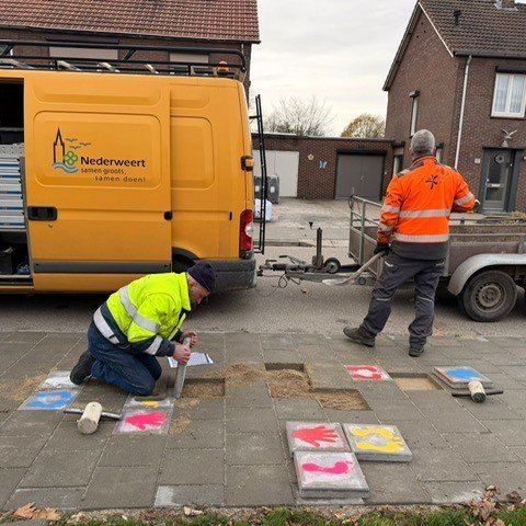 Wandelen naar school saai? Helemaal niet! Vanaf nu kom je namelijk hinkelbanen tegen op de looproutes naar school. Wie hinkelend naar school gaat begint de dag met plezier en een frisse start. Ook draagt het bij aan sterkere botten en spieren, een energiek lijf en meer concentratie. Op 2 december werd de eerste hinkelbaan officieel geopend in Nederweert-Eind.   Feestelijke opening Het was een gezellige drukte in de Pastoor Brandstraat, die in de looproute ligt richting basisschool De Tweesprong. In het bijz