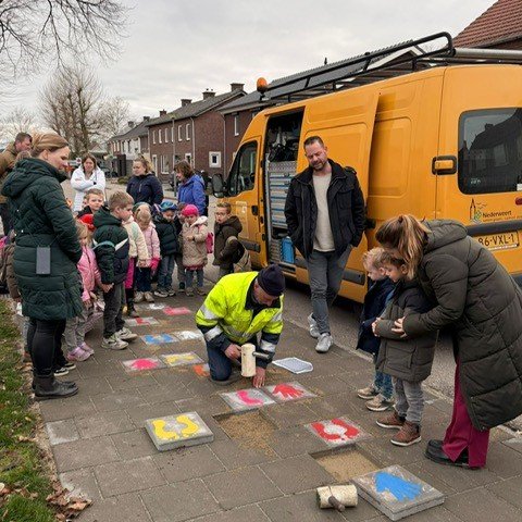 Wandelen naar school saai? Helemaal niet! Vanaf nu kom je namelijk hinkelbanen tegen op de looproutes naar school. Wie hinkelend naar school gaat begint de dag met plezier en een frisse start. Ook draagt het bij aan sterkere botten en spieren, een energiek lijf en meer concentratie. Op 2 december werd de eerste hinkelbaan officieel geopend in Nederweert-Eind.   Feestelijke opening Het was een gezellige drukte in de Pastoor Brandstraat, die in de looproute ligt richting basisschool De Tweesprong. In het bijz