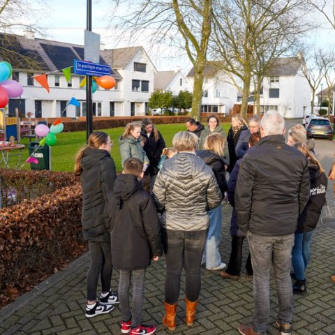 Feestelijke onthulling straatnaambord ‘De Gezelligste Straat van Nederweert 2024’ in Hoge Notte