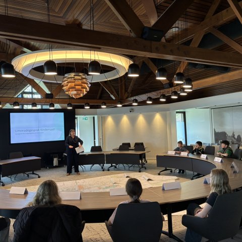 Burgemeester Op de Laak spreekt de kinderraad toe tijdens het Limonadegesprek