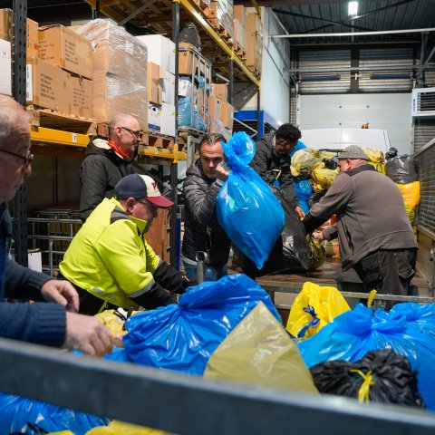 Veel kinderkleding en jassen gedoneerd aan Kledingbank Limburg