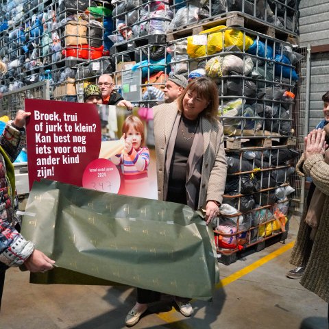 Veel kinderkleding en jassen gedoneerd aan Kledingbank Limburg