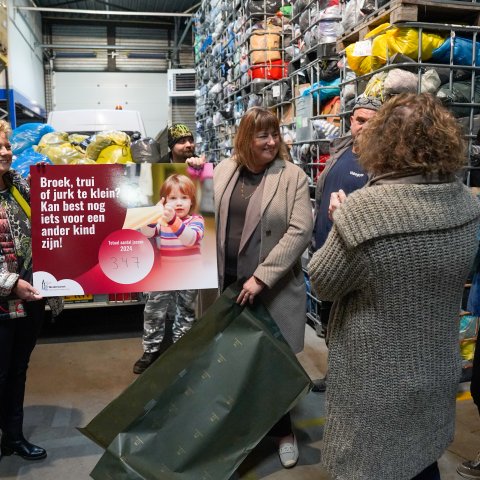 Veel kinderkleding en jassen gedoneerd aan Kledingbank Limburg