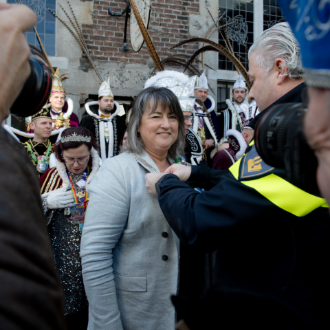 Burgemeester Op de Laak krijgt Vastelaovend Veiligheid Pin opgespeld