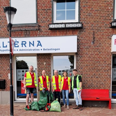 Team RegioBank met het zwerfafval dat in het centrum is opgeruimd