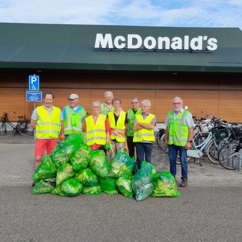 Team Schoon Nederweert bij McDonald’s met de zakken vol opgehaald zwerfafval