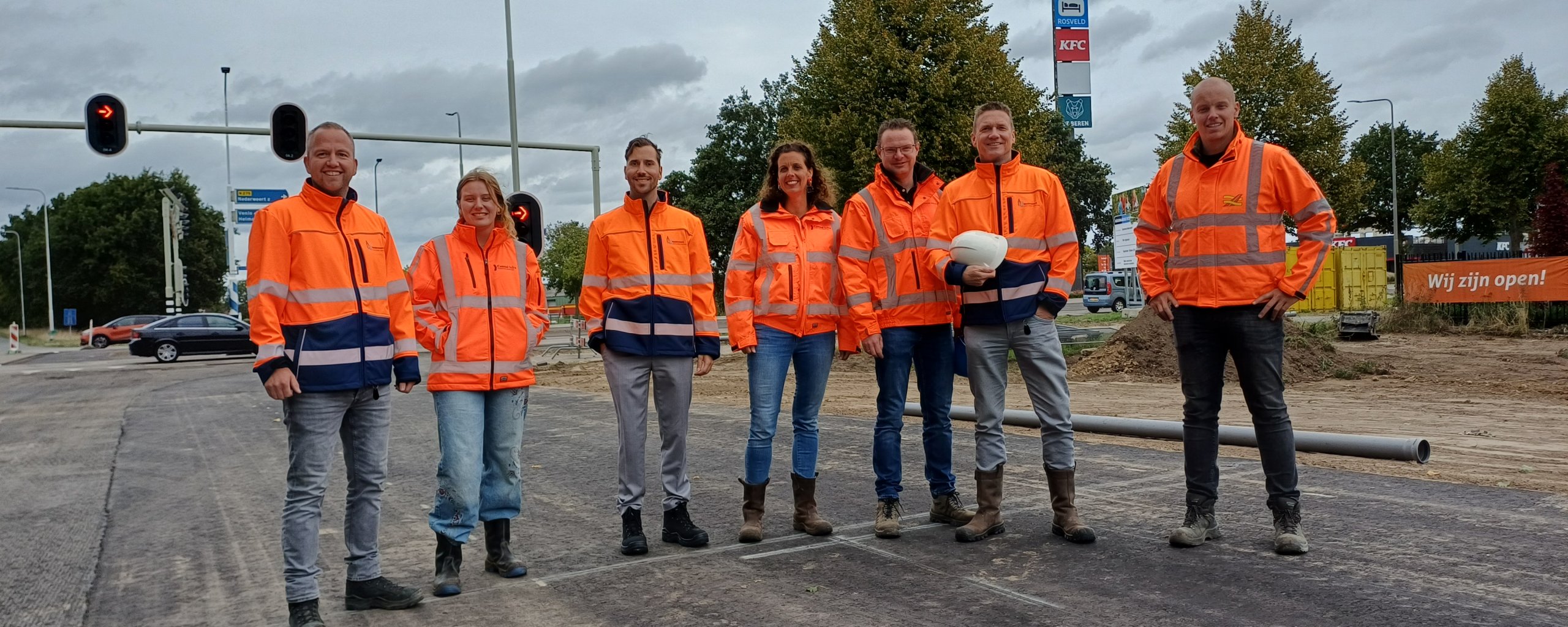V.l.n.r: projectleider Frank Kersten, junior omgevingsmanager Carlin de Vogel, wethouder Jorik Franssen, omgevingsmanager Ilse van Schijndel, provinciaal projectleider Guido Schreuders, projectleider John Metselaars en projectmanager Olaf van Leipsig bekeken afgelopen week de werkzaamheden.