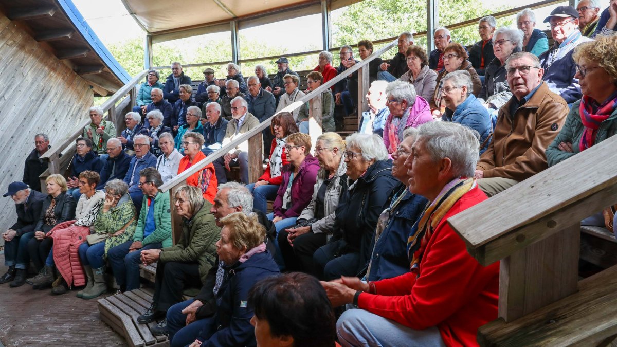 Gezellige optreden van zanggroep Tössedoôr op het Peelpodium