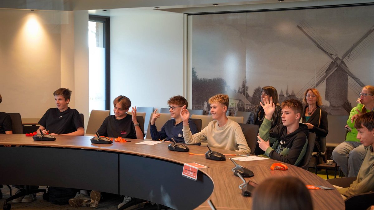 Yuverta-leerlingen debatteren als gemeenteraad over festivalplan