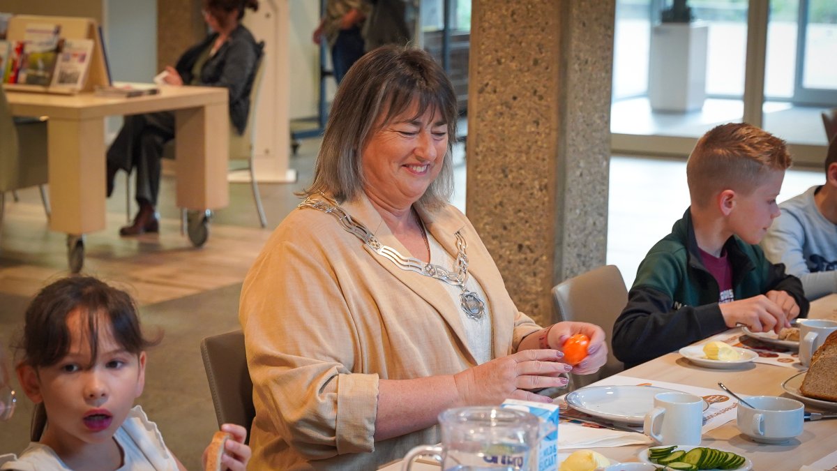 Burgemeester ontbijt met leerlingen van Basisschool De Zonnehof