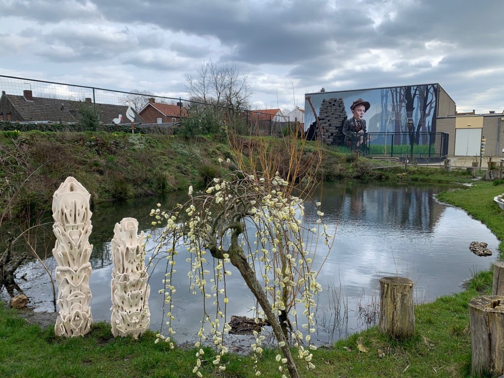 De wadi-vijver bij de Yuverta school vormt een groen paradijs