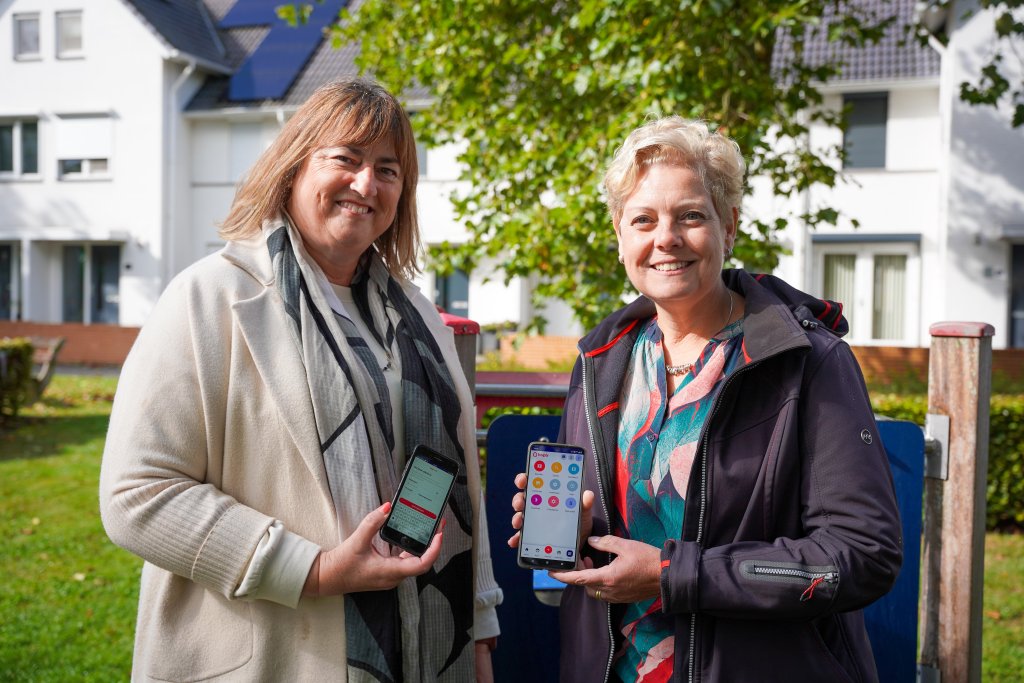 Burgemeester Birgit Op de Laak en wethouder Carla Dieteren zien in Hoplr een aanvullende manier om sociale contacten te versterken