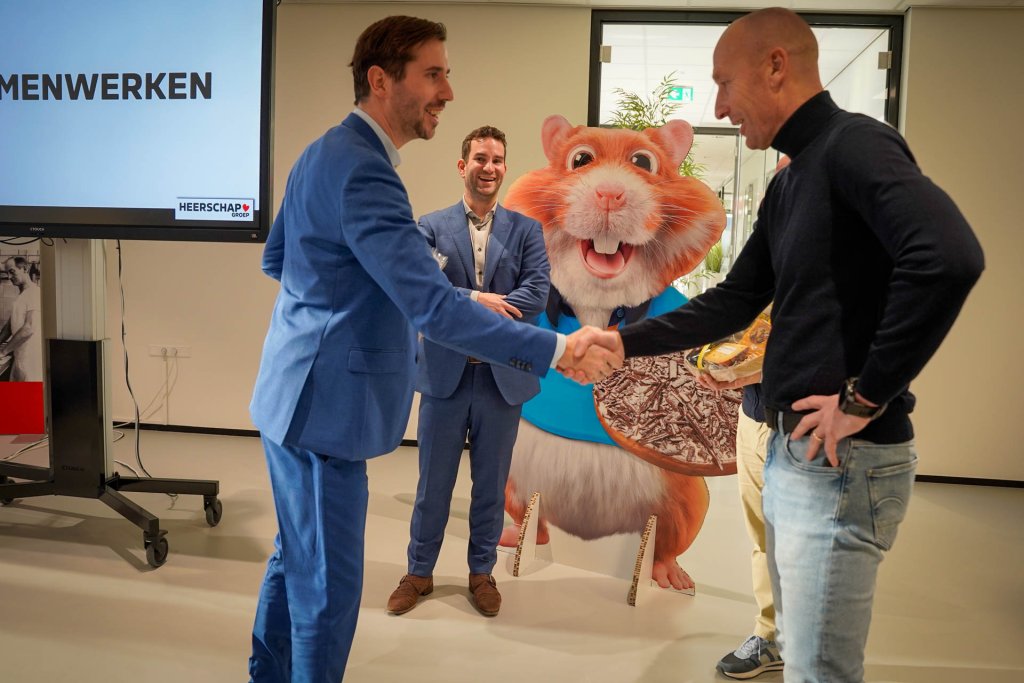 Wethouder Jorik Franssen en wethouder Martijn van den Heuvel bedanken directeur Stan Heerschap voor de rondleiding door zin bedrijf. 