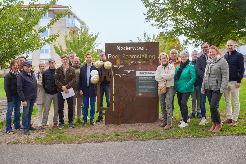 De genodigden bij het startpunt van de nieuwe historische fiets- en wandelroute rond de Kanalenviersprong.