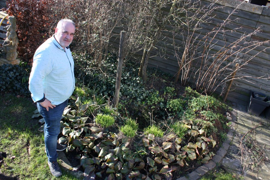 Frank Kurstjens bij de wadi in zijn achtertuin