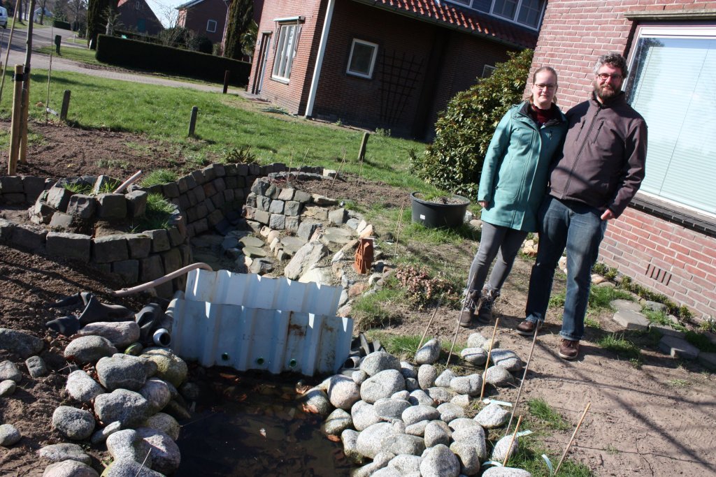 Annemieke en Antoine Savelkoul bij hun vijver in aanleg